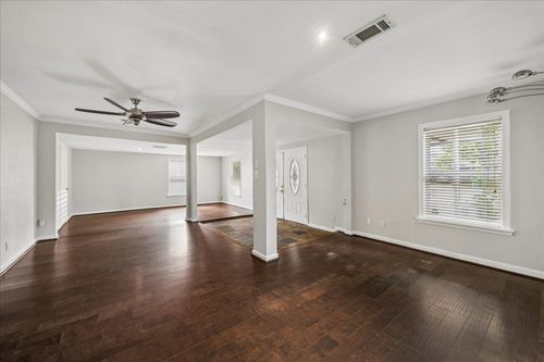 6621 Westview Dr, Houston, TX, 77055-7111 | Card Image