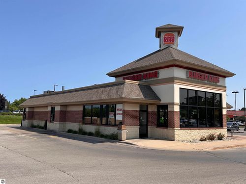 2500 Crossing Cir, Traverse City, MI, 49684-7955 | Card Image