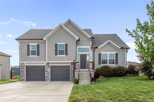 638 Se Colonial Dr, Blue Springs, MO, 64014-5584 | Card Image