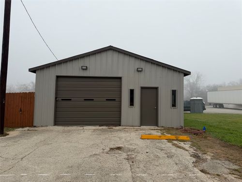 1541 E Pierce St, Luling, TX, 78648-4805 | Card Image