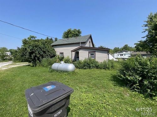 407 Madison St, Kane, IL, 62054-1107 | Card Image