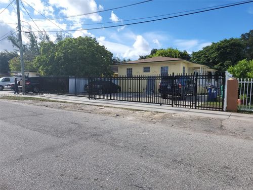2729 Nw 47th St, Miami, FL, 33142-3519 | Card Image