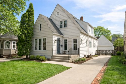 5844 N Shoreland Ave, Whitefish Bay, WI, 53217-4620 | Card Image