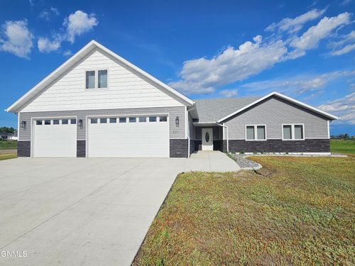 501 Koenig Dr, Bismarck, ND, 58504-2200 | Card Image