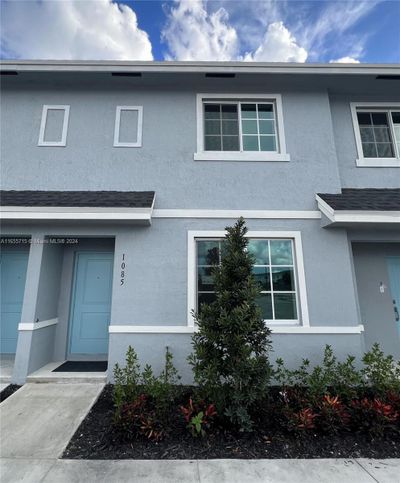 1085 Nw 4th Ter, Townhouse with 3 bedrooms, 3 bathrooms and null parking in Florida City FL | Image 1