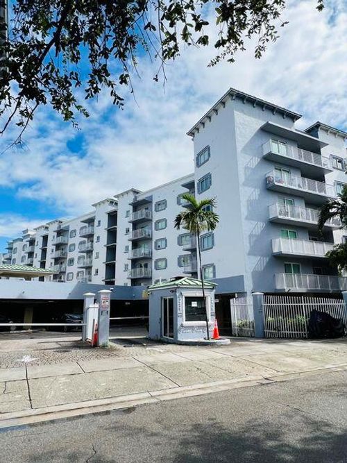 apt-311-2475 Nw 16th Street Rd, Miami, FL, 33125-1394 | Card Image