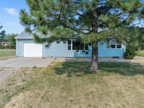 1012 44th St Se, Minot, ND, 58701-5553 | Card Image