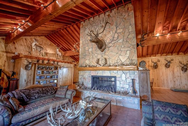 9239 Fm 133, Home with 7 bedrooms, 7 bathrooms and null parking in Cotulla TX | Image 32
