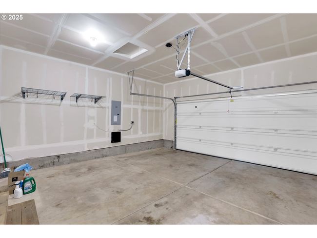 385 Sw Mitchum Ter, House other with 3 bedrooms, 3 bathrooms and 2 parking in Beaverton OR | Image 25