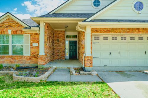 1527 Country Club Cove Dr, Baytown, TX, 77521-2063 | Card Image
