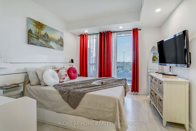 402 - 31 Tippett Rd, Condo with 4 bedrooms, 2 bathrooms and 1 parking in Toronto ON | Image 18