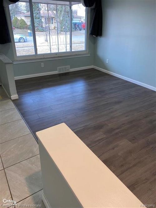 2258 Hempstead Dr, Troy, MI, 48083-2638 | Card Image