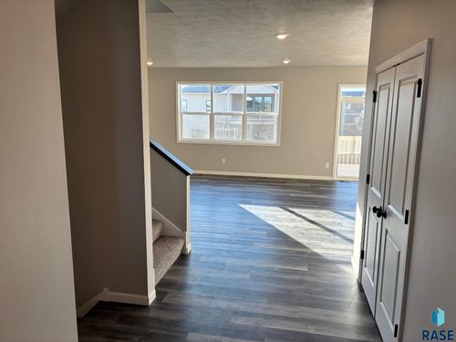2712 S Copper Creek Ave, Sioux Falls, SD, 57110 | Card Image
