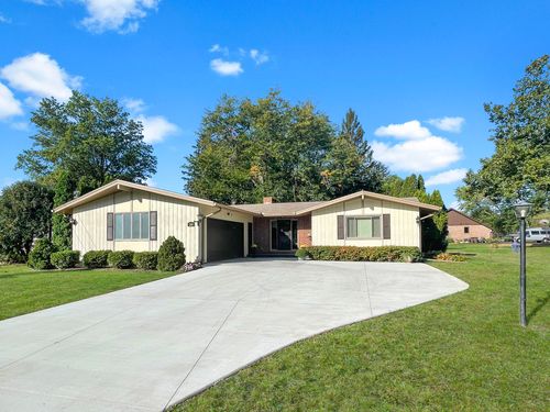 1318 Ridgefield Rd, Freeport, IL, 61032-6124 | Card Image