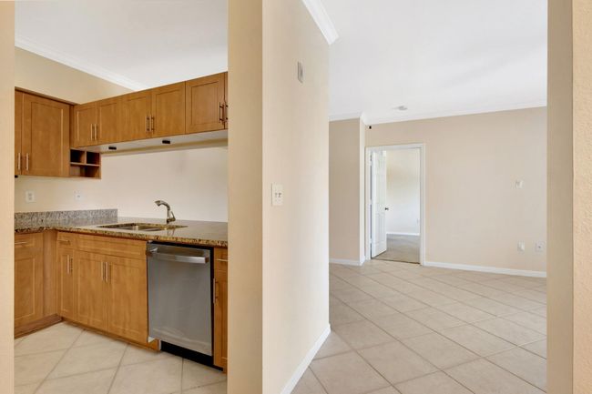 APT-302 - 6510 Emerald Dunes Dr, Condo with 2 bedrooms, 2 bathrooms and null parking in West Palm Beach FL | Image 7