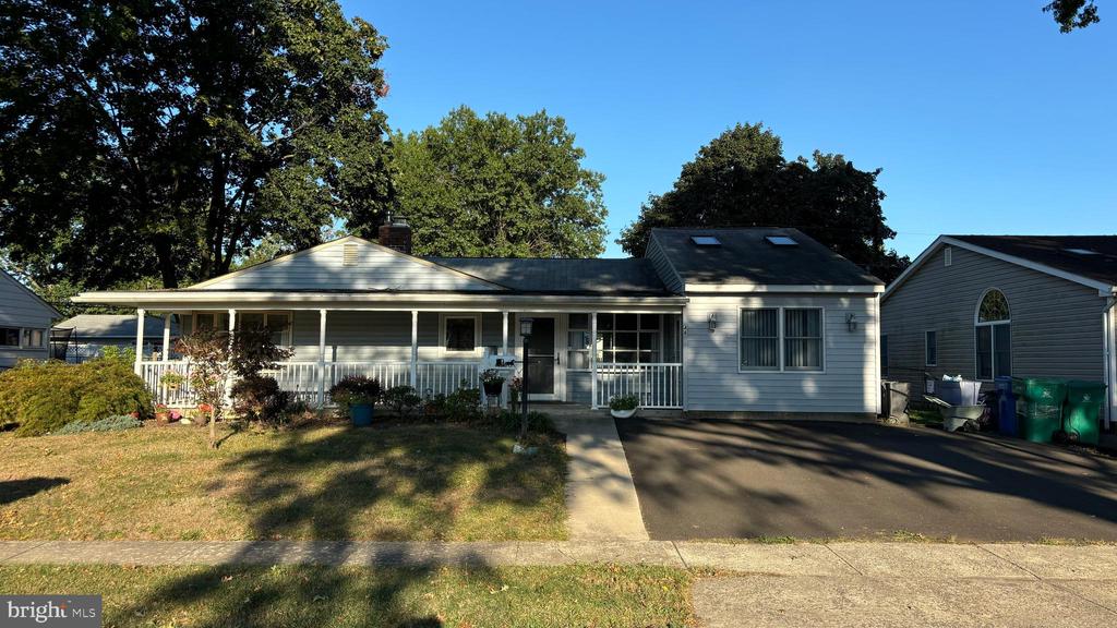 Outlook Ln, Levittown, PA 19055