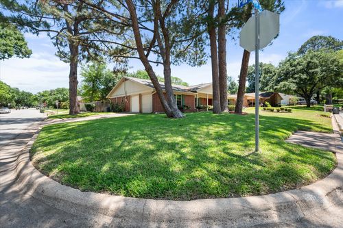815 Vail Drive, Arlington, TX, 76012 | Card Image