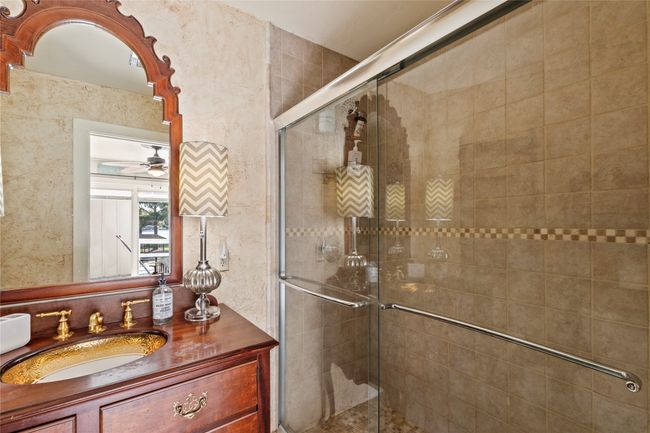 Ensuite bath | Image 18