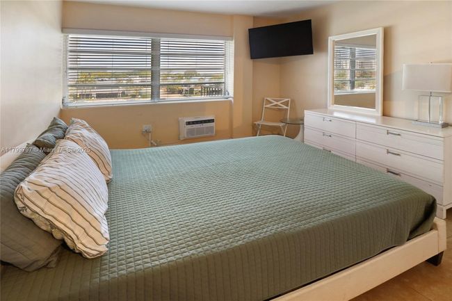 APT-403 - 220 Kings Point Dr, Condo with 1 bedrooms, 1 bathrooms and null parking in Sunny Isles Beach FL | Image 15