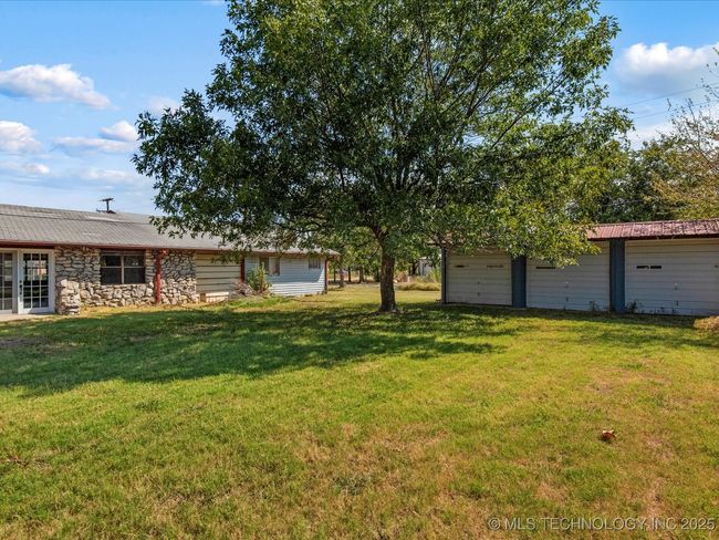 oversized lot w/ separate garage | Image 20