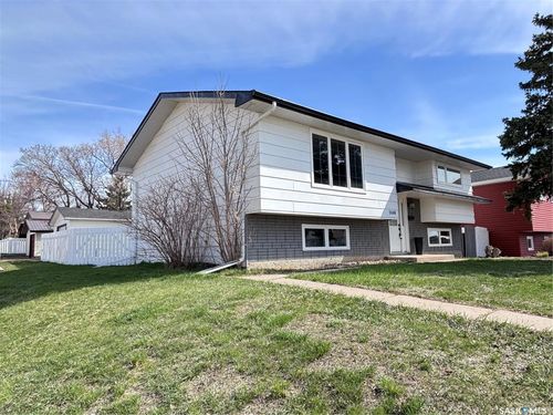 1446 Stadacona St W, Moose Jaw, SK, S6H6R9 | Card Image