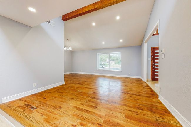 Spacious living area | Image 7