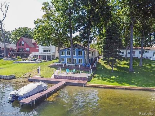 16431 Oak Hill Dr, Fenton, MI, 48430-9014 | Card Image
