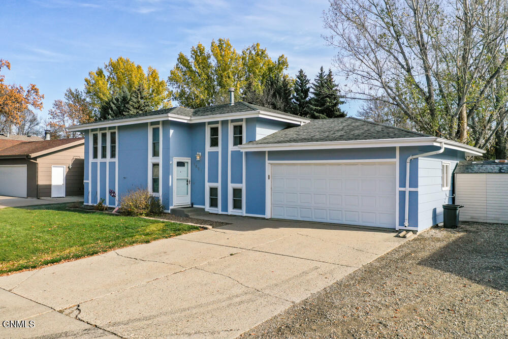Omaha Dr, Bismarck, ND 58504