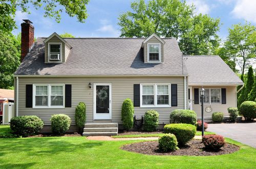 5 Middle Dr, Windsor Locks, CT, 06096-1317 | Card Image