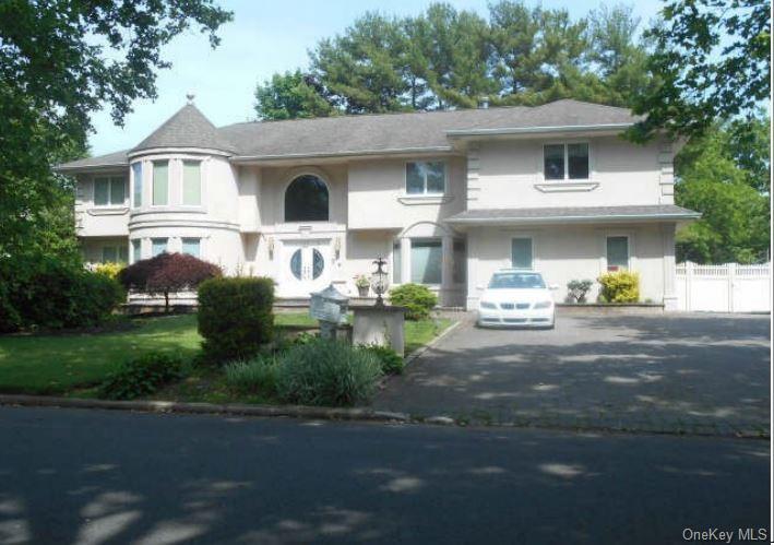 Bonaire Dr, Dix Hills, NY 11746