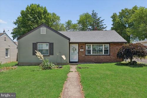 42 Walnut St, Edison, NJ, 08817-3242 | Card Image