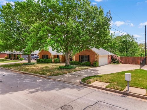 413 Flagstone Dr, Burleson, TX, 76028-4029 | Card Image