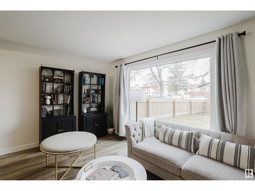 8313 29 Ave Nw, Edmonton, AB, T6K3J9 | Card Image