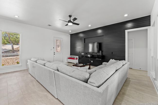 1101 Persimmon Pass, House other with 3 bedrooms, 2 bathrooms and null parking in Fischer TX | Image 6