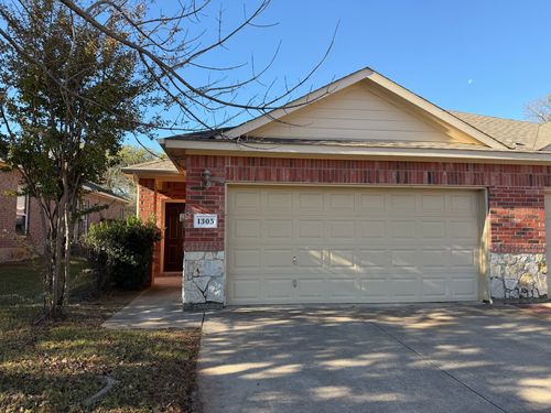 1305 Ravenwood Dr, Mansfield, TX, 76063-6063 | Card Image