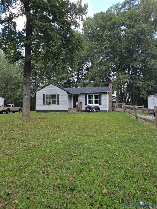 814 Luke St, Blackstone, VA, 23824-2821 | Card Image