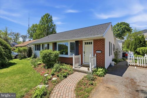 655 N Mount Joy St, ELIZABETHTOWN, PA, 17022-1346 | Card Image