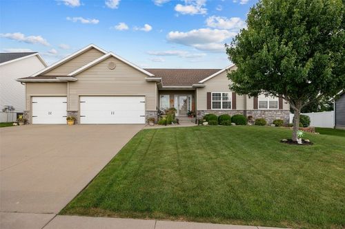 2012 Radcliffe Dr Sw, Cedar Rapids, IA, 52404-4834 | Card Image