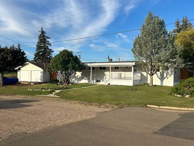 4414 54 St W, House detached with 2 bedrooms, 1 bathrooms and 4 parking in Forestburg AB | Image 1