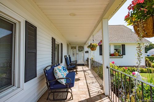 900 4th St, West Babylon, NY, 11704-4722 | Card Image