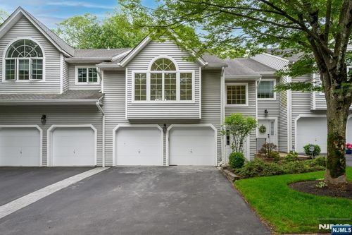 3 Bradshaw Ct, Hillsdale, NJ, 07642-2453 | Card Image