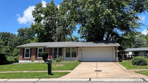 11747 Vizcuya Ct, Florissant, MO, 63033-8034 | Card Image