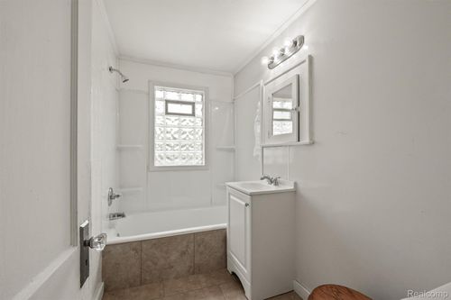 79 Blaine Ave, Pontiac, MI, 48342-1101 | Card Image