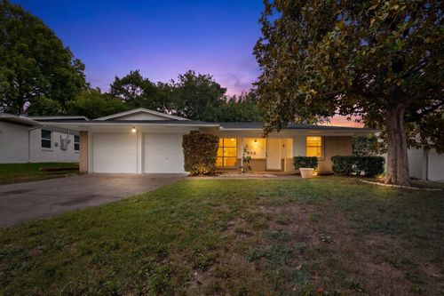 802 Wisteria Way, Richardson, TX, 75080-4024 | Card Image
