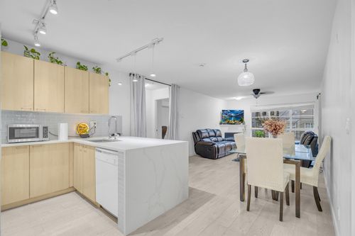 301-12083 92a Ave, Surrey, BC, V3V8C8 | Card Image