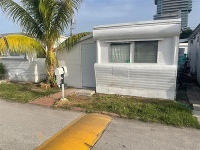 33 Palm Ave, House other with 4 bedrooms, 4 bathrooms and null parking in Hallandale Beach FL | Image 2