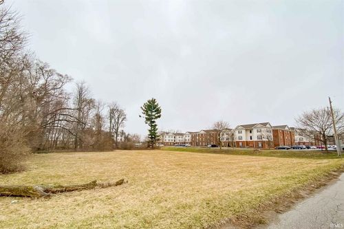 220 E Pendle St, South Bend, IN, 46637-3432 | Card Image