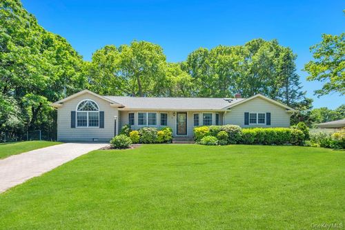 8 Camille Ln, Holbrook, NY, 11741-4702 | Card Image