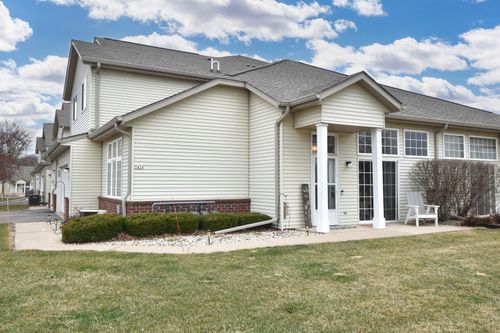 2424 Fox River Pkwy, Waukesha, WI, 53189-5804 | Card Image