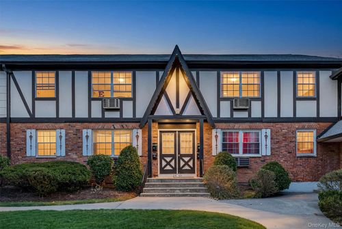 95 Parkside Dr, Suffern, NY, 10901-7846 | Card Image